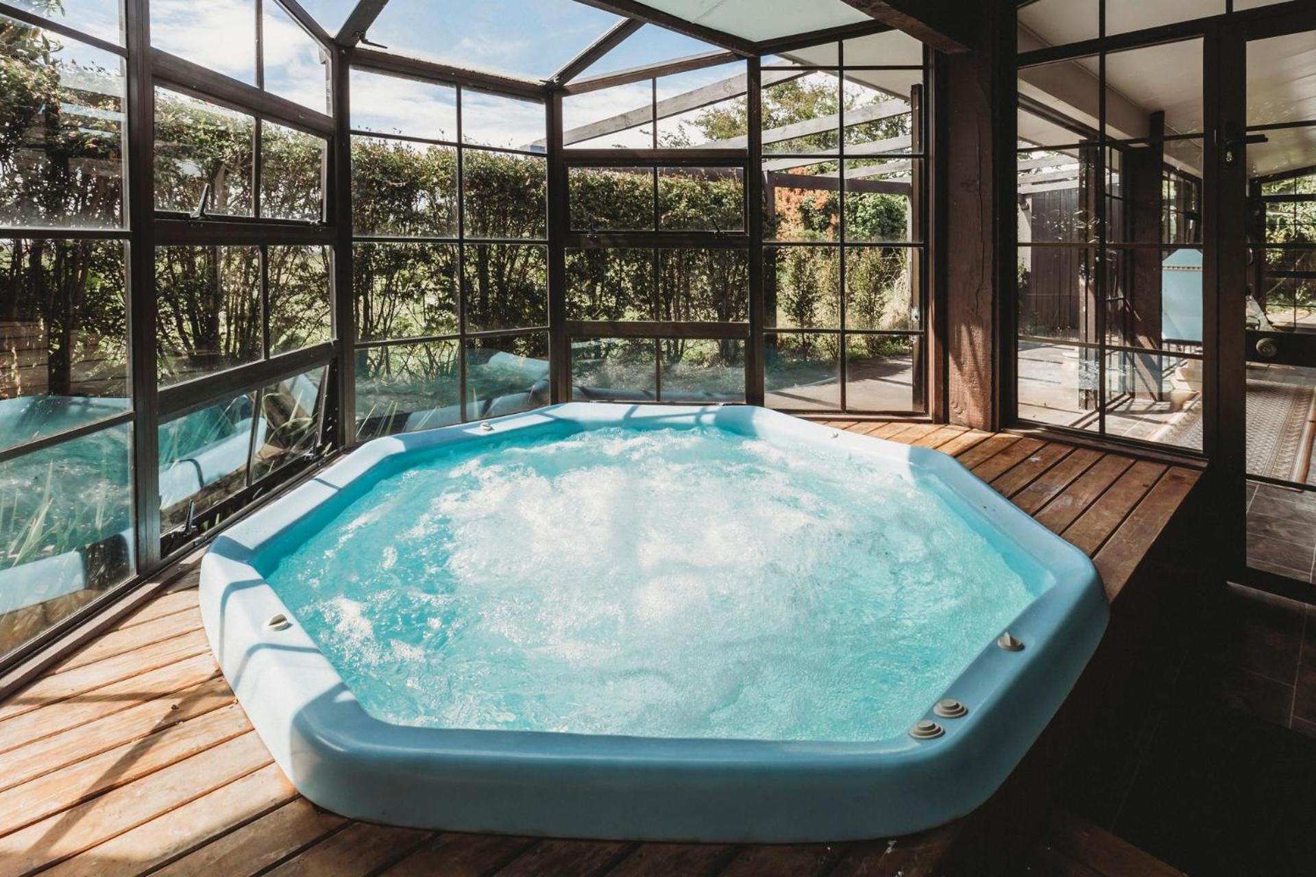 Family Fun Swimming Pool Spa Pool New Plymouth Bagian luar foto